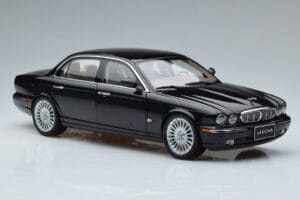 Jaguar XJ6 X350 Ebony Preto Almost Real 1:18 810501 Metal - imagem 10 de 11