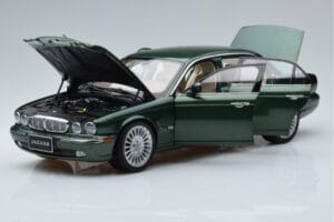 Jaguar XJ6 X350 Racing Verde Almost Real 1:18 810502 Metal - imagem 2 de 13