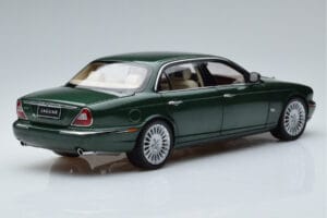 Jaguar XJ6 X350 Racing Verde Almost Real 1:18 810502 Metal - imagem 3 de 13