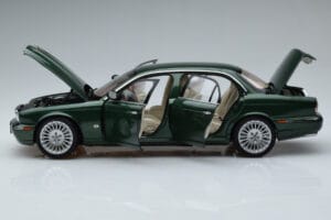 Jaguar XJ6 X350 Racing Verde Almost Real 1:18 810502 Metal - imagem 4 de 13