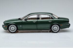 Jaguar XJ6 X350 Racing Verde Almost Real 1:18 810502 Metal - imagem 5 de 13