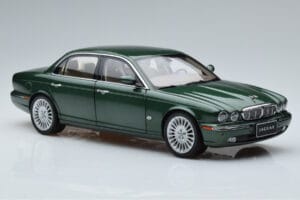 Jaguar XJ6 X350 Racing Verde Almost Real 1:18 810502 Metal - imagem 6 de 13