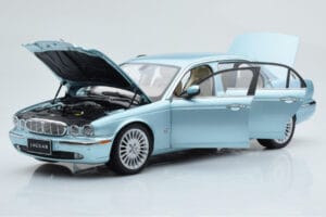 Jaguar XJ6 X350 Seafrost Azul Claro Almost Real 1:18 810503 Metal - imagem 2 de 11