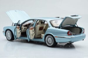 Jaguar XJ6 X350 Seafrost Azul Claro Almost Real 1:18 810503 Metal - imagem 3 de 11