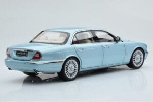 Jaguar XJ6 X350 Seafrost Azul Claro Almost Real 1:18 810503 Metal - imagem 4 de 11