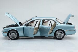 Jaguar XJ6 X350 Seafrost Azul Claro Almost Real 1:18 810503 Metal - imagem 5 de 11