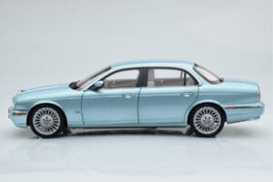 Jaguar XJ6 X350 Seafrost Azul Claro Almost Real 1:18 810503 Metal - imagem 6 de 11