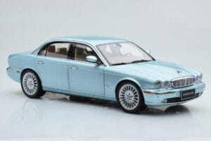 Jaguar XJ6 X350 Seafrost Azul Claro Almost Real 1:18 810503 Metal - imagem 7 de 11