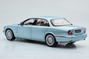 Jaguar XJ6 X350 Seafrost Azul Claro Almost Real 1:18 810503 Metal - imagem 8 de 11