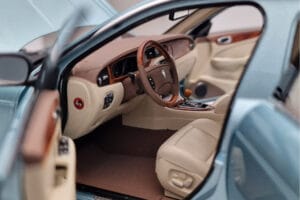 Jaguar XJ6 X350 Seafrost Azul Claro Almost Real 1:18 810503 Metal - imagem 9 de 11