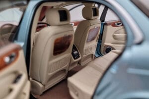 Jaguar XJ6 X350 Seafrost Azul Claro Almost Real 1:18 810503 Metal - imagem 10 de 11
