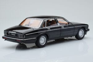 Jaguar XJ6 XJ40 Ebony Preto Almost Real 1:18 810543 Metal - imagem 3 de 11