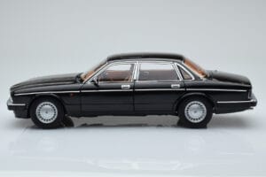 Jaguar XJ6 XJ40 Ebony Preto Almost Real 1:18 810543 Metal - imagem 4 de 11