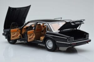 Jaguar XJ6 XJ40 Ebony Preto Almost Real 1:18 810543 Metal - imagem 5 de 11