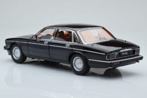 Jaguar XJ6 XJ40 Ebony Preto Almost Real 1:18 810543 Metal - imagem 7 de 11