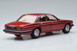Jaguar XJ6 XJ40 Flamenco Vermelho Almost Real 1:18 810541 Metal - imagem 3 de 11