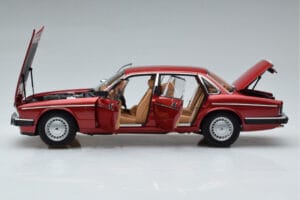 Jaguar XJ6 XJ40 Flamenco Vermelho Almost Real 1:18 810541 Metal - imagem 4 de 11