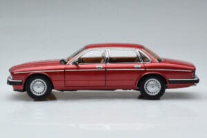 Jaguar XJ6 XJ40 Flamenco Vermelho Almost Real 1:18 810541 Metal - imagem 5 de 11