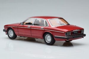 Jaguar XJ6 XJ40 Flamenco Vermelho Almost Real 1:18 810541 Metal - imagem 7 de 11