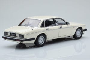 Jaguar XJ6 XJ40 Glacier Branco Almost Real 1:18 810542 Metal - imagem 3 de 11