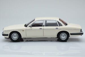 Jaguar XJ6 XJ40 Glacier Branco Almost Real 1:18 810542 Metal - imagem 4 de 11