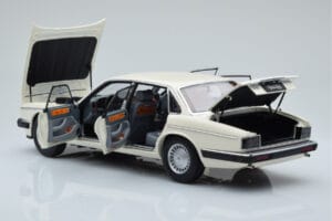 Jaguar XJ6 XJ40 Glacier Branco Almost Real 1:18 810542 Metal - imagem 5 de 11