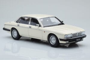 Jaguar XJ6 XJ40 Glacier Branco Almost Real 1:18 810542 Metal - imagem 6 de 11