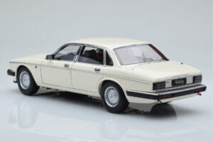 Jaguar XJ6 XJ40 Glacier Branco Almost Real 1:18 810542 Metal - imagem 7 de 11