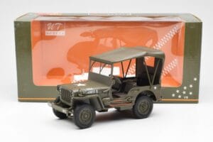 Jeep Willys Com Capota De Lona UT Models 1:18 180149002 Metal - imagem 6 de 6