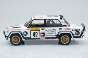 Lada 2105 VFTS #42 S. Brundza Rally 1000 Lakes 1984 IXO 1:18 18RMC146 Metal - imagem 3 de 6