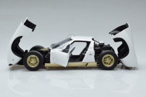 Lamborghini Miura SV Branco AUTOart 1:18 74544 Metal - imagem 4 de 8