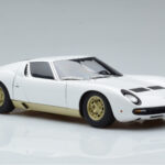 Lamborghini Miura SV Branco AUTOart 1:18 - image 6 of 8
