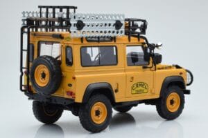 Land Rover Defender 90 Camel Trophy Borneo 1985 Almost Real 1:18 810213 Metal - imagem 3 de 8
