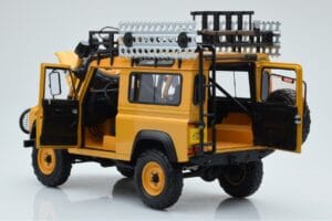 Land Rover Defender 90 Camel Trophy Borneo 1985 Almost Real 1:18 810213 Metal - imagem 5 de 8