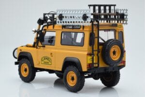 Land Rover Defender 90 Camel Trophy Borneo 1985 Almost Real 1:18 810213 Metal - imagem 7 de 8