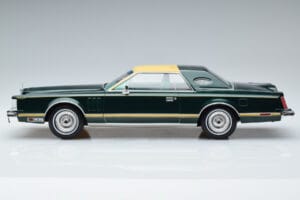 Lincoln Continental Mark V Verde Escuro MCG 1:18 MCG18404 Metal - imagem 3 de 6