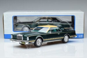 Lincoln Continental Mark V Verde Escuro MCG 1:18 MCG18404 Metal - imagem 6 de 6