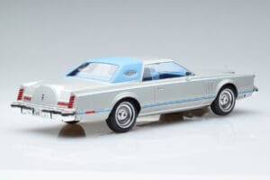 Lincoln Continental Mark V Prateado MCG 1:18 MCG18403 Metal - imagem 2 de 6
