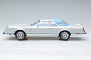 Lincoln Continental Mark V Prateado MCG 1:18 MCG18403 Metal - imagem 3 de 6