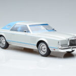 Lincoln Continental Mark V Prateado MCG 1:18 - image 4 of 6