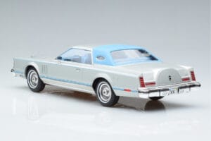 Lincoln Continental Mark V Prateado MCG 1:18 MCG18403 Metal - imagem 5 de 6