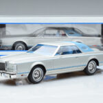 Lincoln Continental Mark V Prateado MCG 1:18 - image 6 of 6