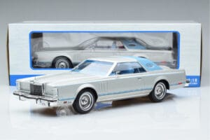 Lincoln Continental Mark V Prateado MCG 1:18 MCG18403 Metal - imagem 6 de 6