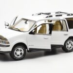 Lincoln Navigator Branco AUTOart 1:18 - image 2 of 8