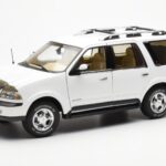 Lincoln Navigator Branco AUTOart 1:18