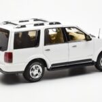 Lincoln Navigator Branco AUTOart 1:18 - image 3 of 8