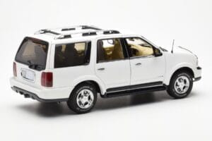 Lincoln Navigator Branco AUTOart 1:18 72761 Metal - imagem 3 de 8