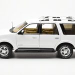 Lincoln Navigator Branco AUTOart 1:18 - image 4 of 8