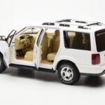 Lincoln Navigator Branco AUTOart 1:18 - image 5 of 8