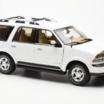 Lincoln Navigator Branco AUTOart 1:18 - image 6 of 8